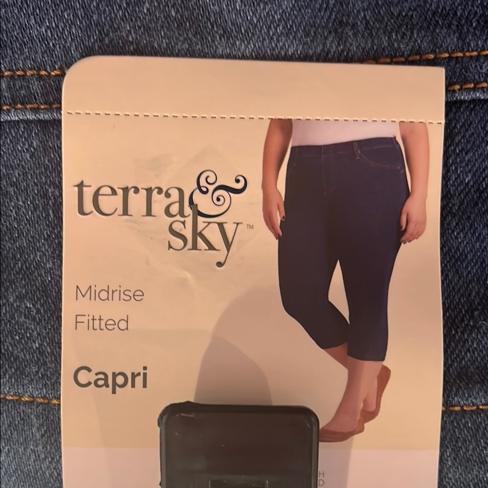 Terra & Sky Navy Midrise Capri